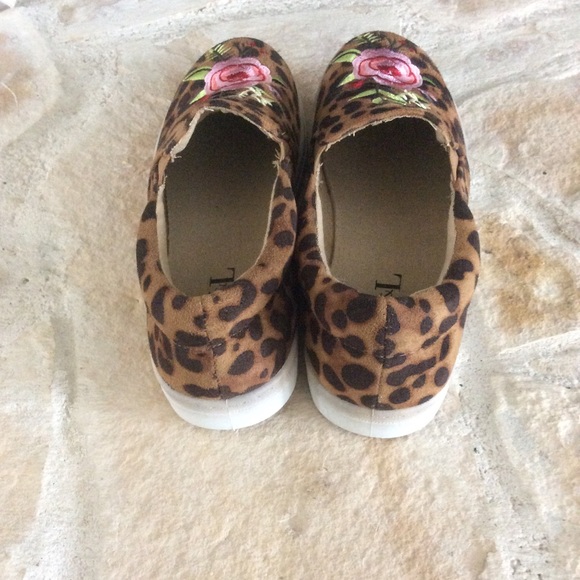Women’s M & L Leopard Print Slip On Tennis Shoes - Picture 3 of 5